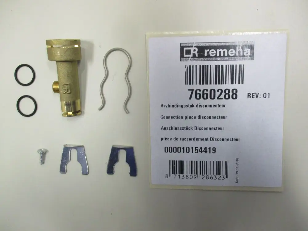 Verbindungselement von Remeha, bestehend aus einem Metallstück, Ringen, einer Schraube und Halterungen, präsentiert auf einem weißen Untergrund.